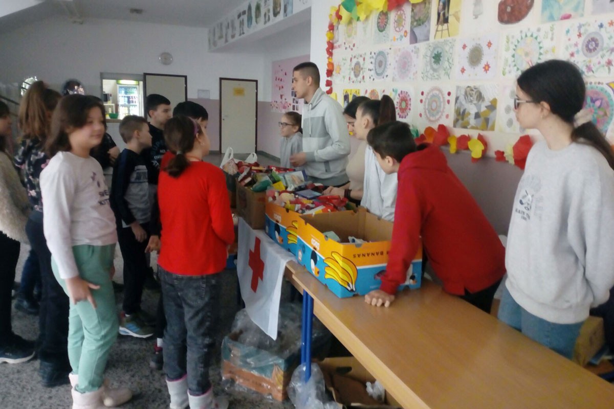 Đaci prikupljali sitnice za bake
