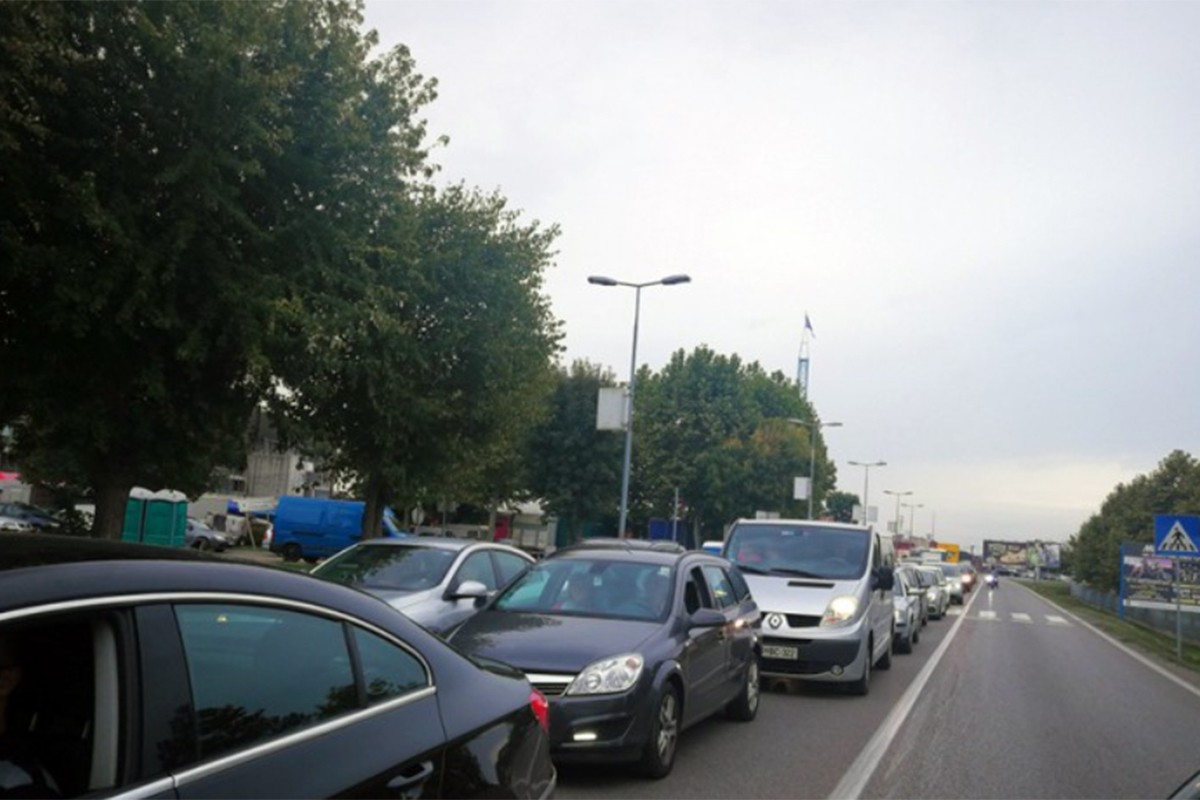 Gužva na prelazima u Gradišci i Velikoj Kladuši