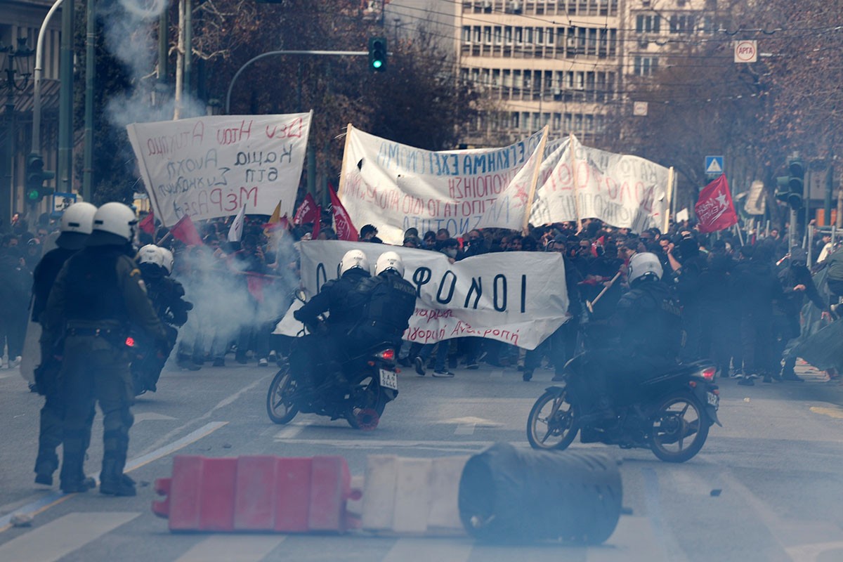 Na protestima u Atini 10.000 ljudi: Dok policija hapsi, premijer moli za oproštaj