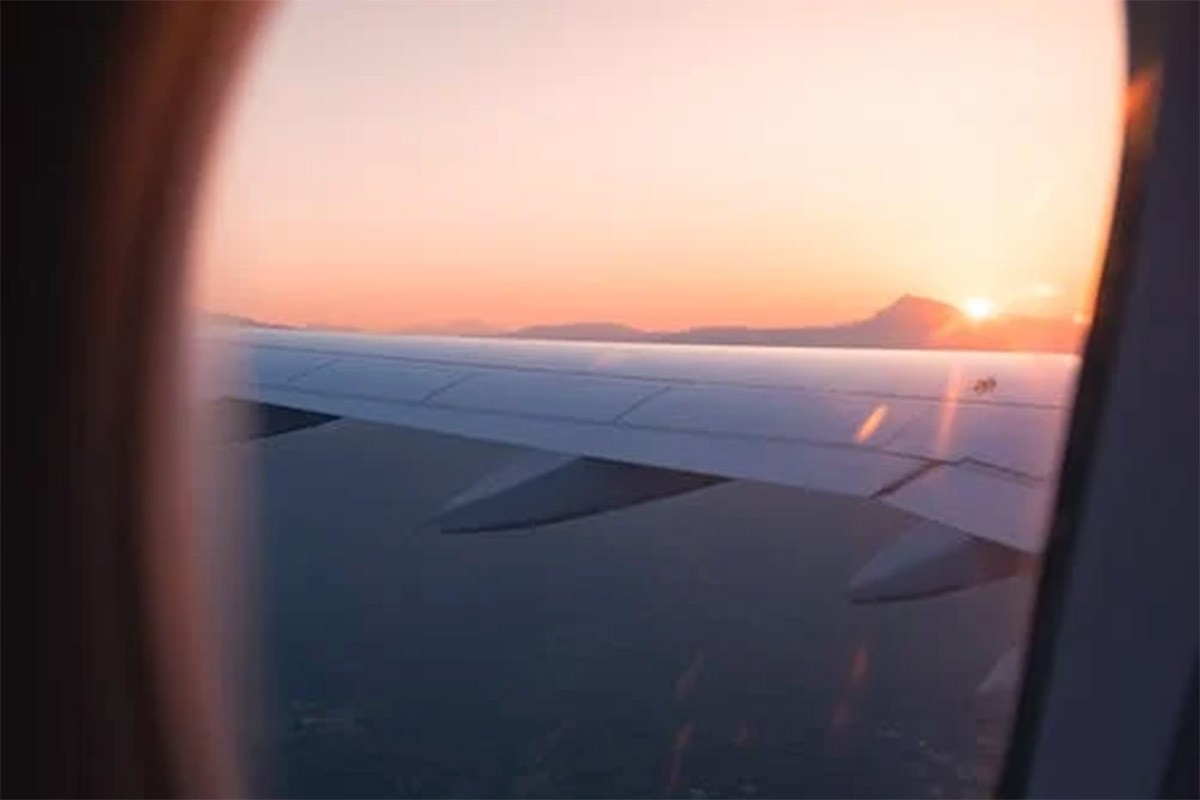 Muškarac pokušao da otvori vrata aviona tokom leta, napao posadu