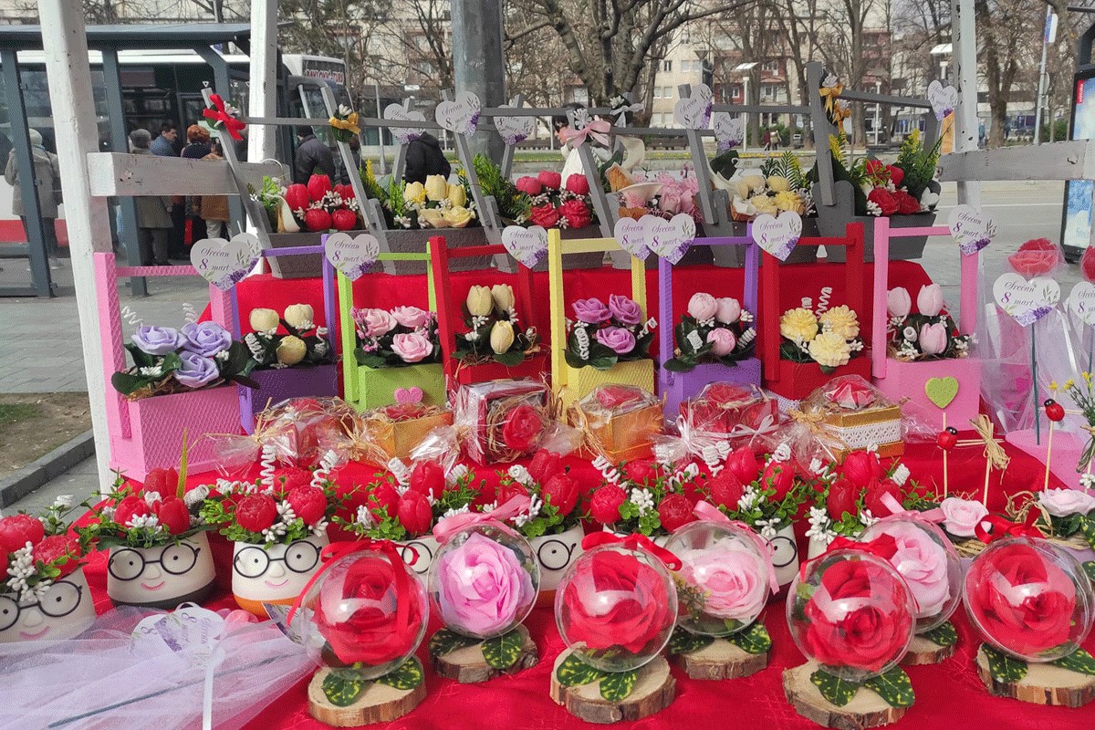 Cvijeće i sapuni ukrasili Trg Krajine: 8. mart zamirisao Banjalukom