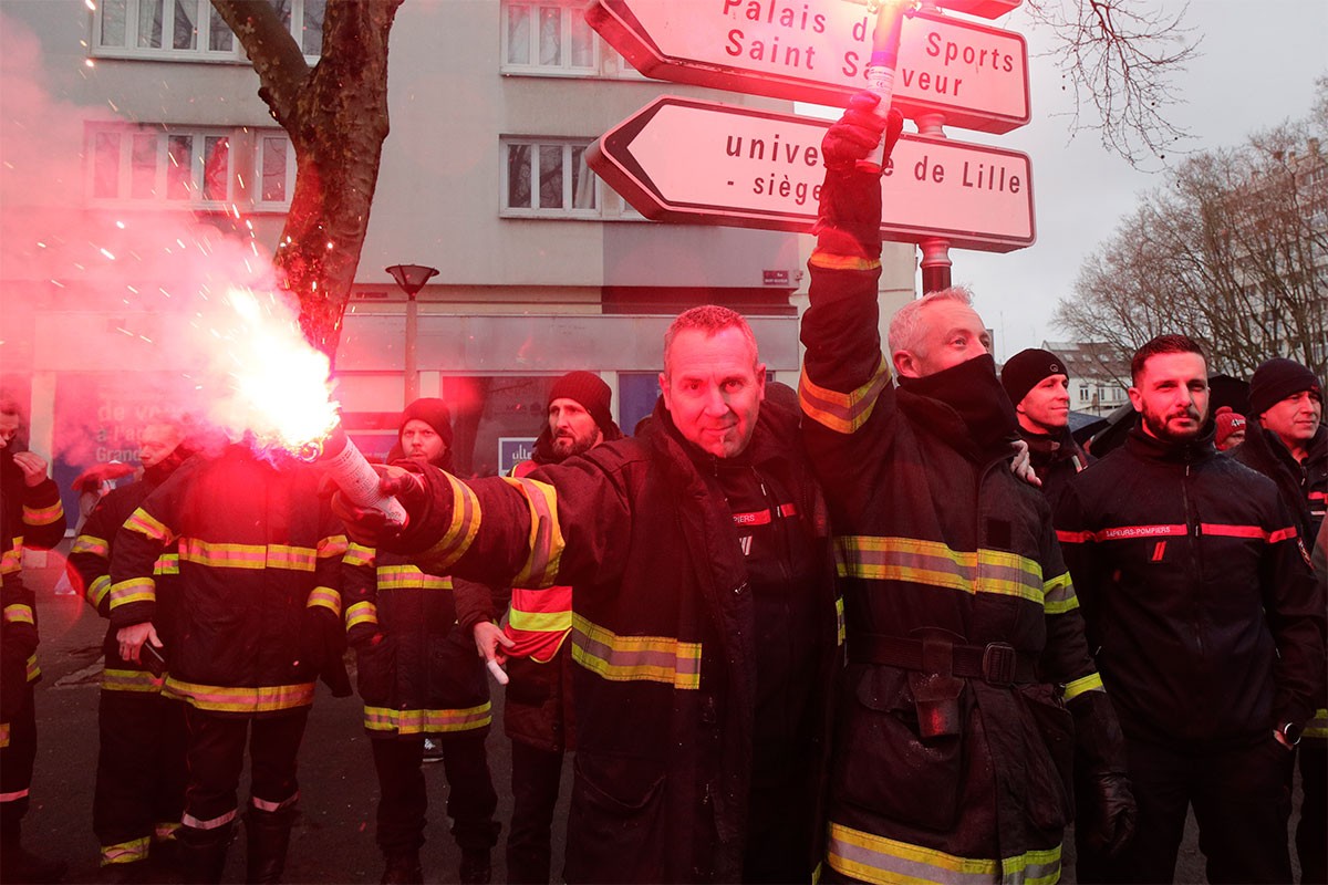 Haos u Francuskoj: Stali vozovi, blokirane rafinerije i elektrane