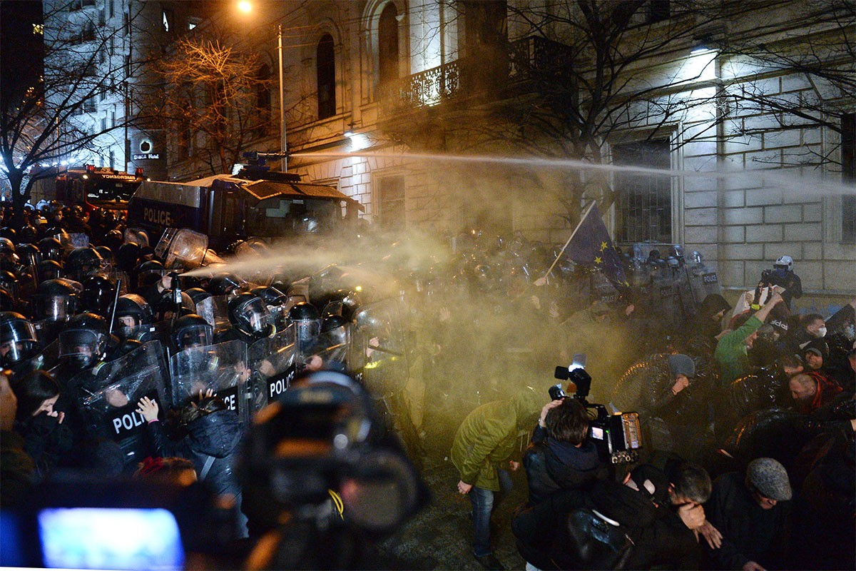Nemiri u Gruziji: Demonstranti bacali benzinske bombe na policiju