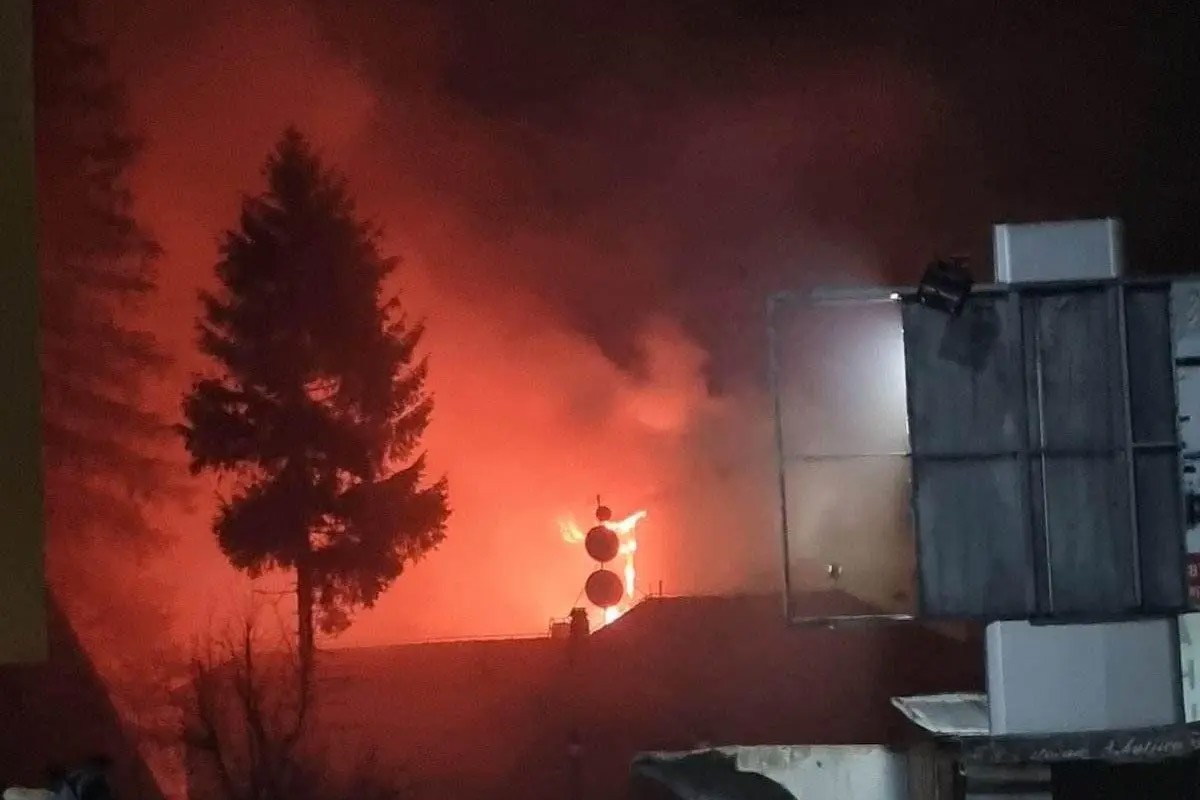 Gori hotel na Vlašiću, vatrogasci na terenu (VIDEO)