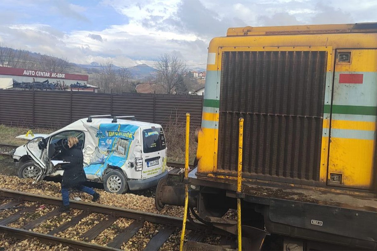 Lokomotiva udarila u auto, vozač teško povrijeđen