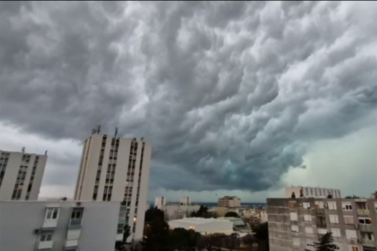 Jako nevrijeme u Dalmaciji, ulice pod vodom