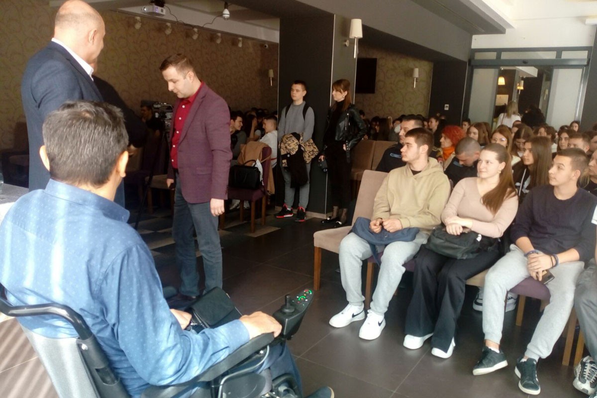 Sve više srednjoškolaca autima dolazi u školu