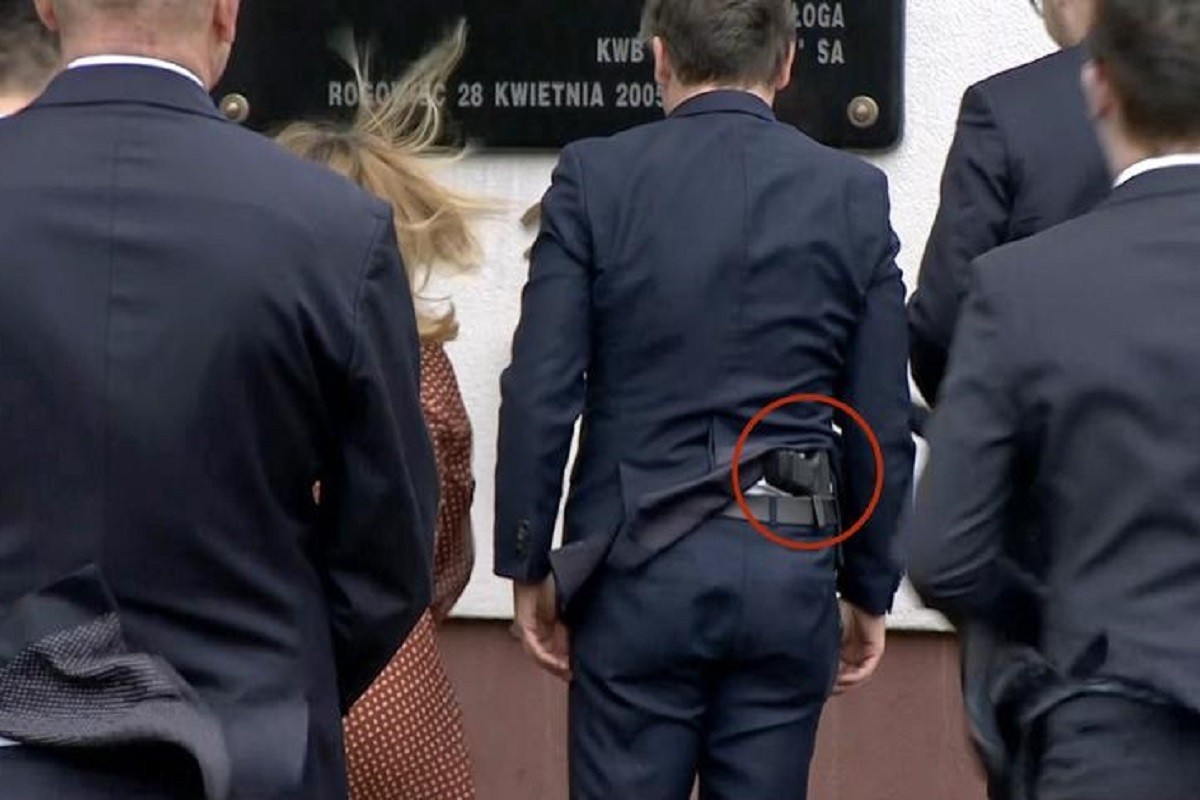 Vjetar otkrio pištolj za pojasom ministra (VIDEO)