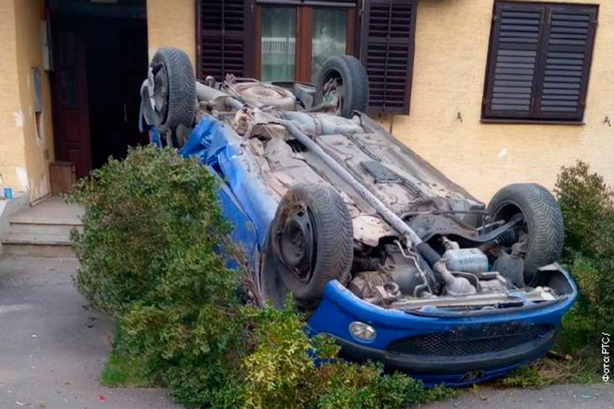 Automobil izletio sa puta i prevrnuo se ispred kuće