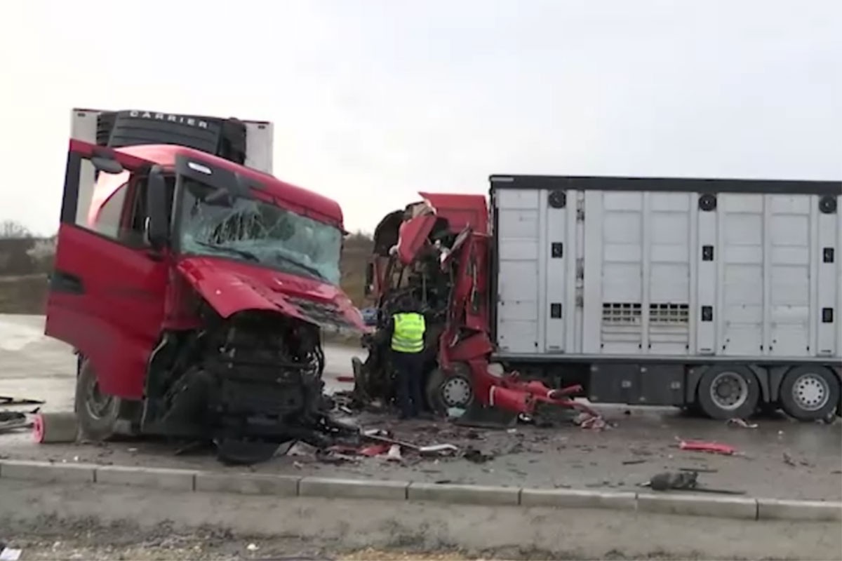 Težak sudar kamiona, vatrogasci sjekli kabine da izvuku povrijeđene