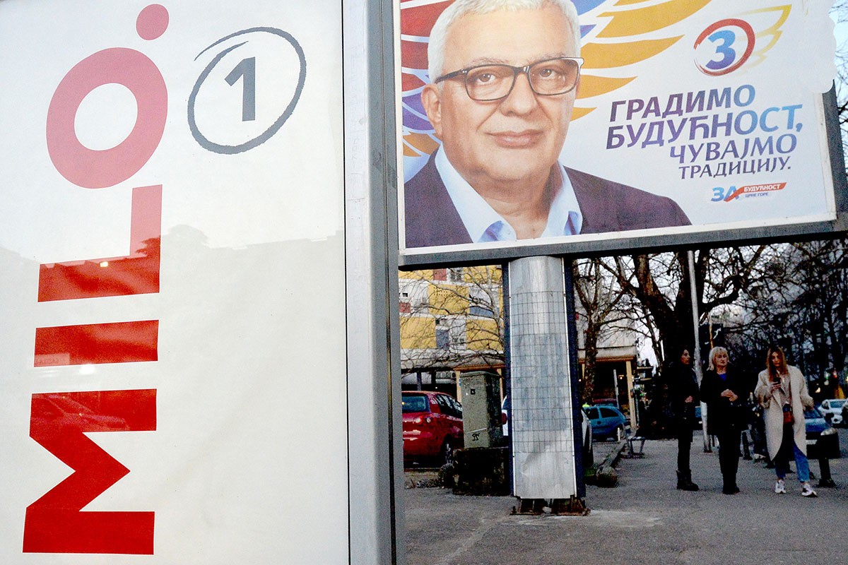 Podgorica "okićena" bilbordima, poruke od časti do budućnosti