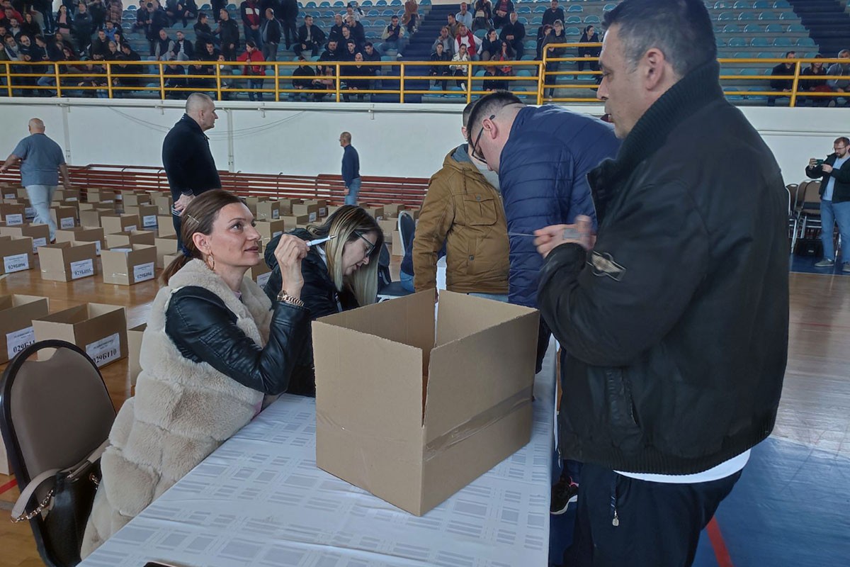 SDS tražio da glasačke kabine budu okrenute prema posmatračima, zahtjev odbijen