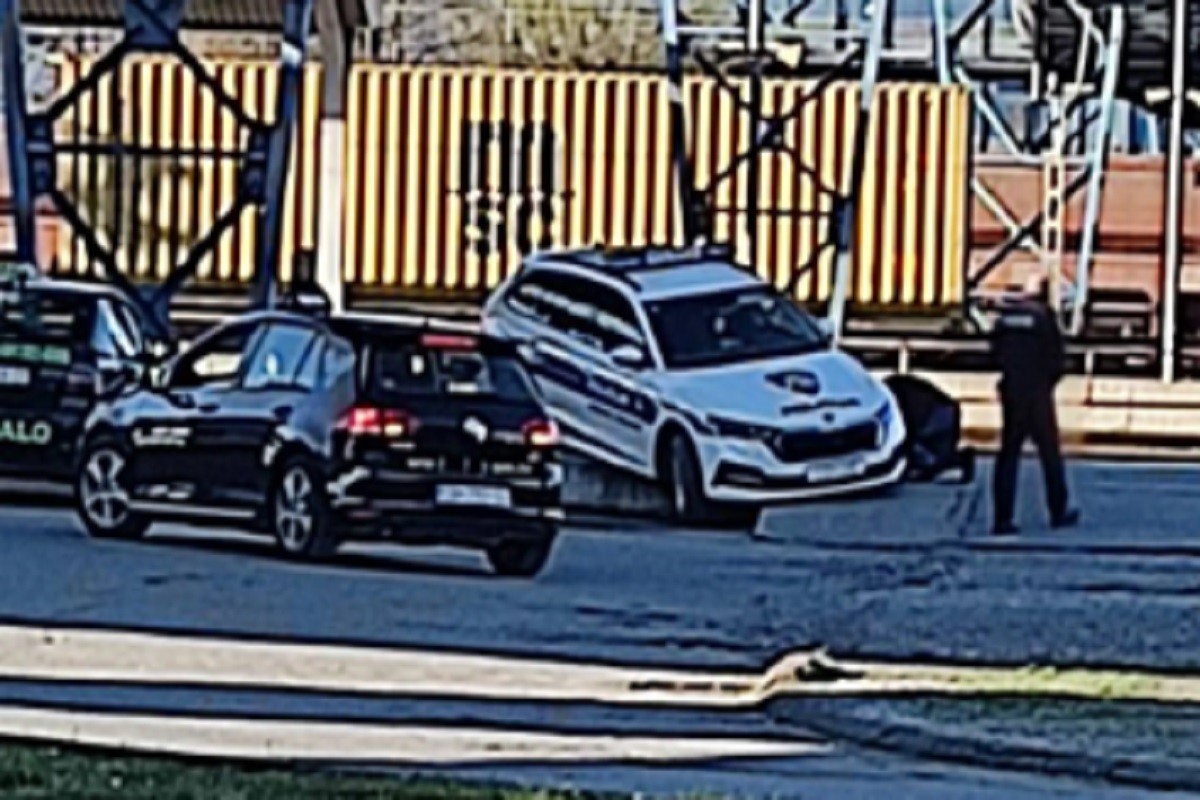 Policajci u službenom autu zaglavili na pruzi