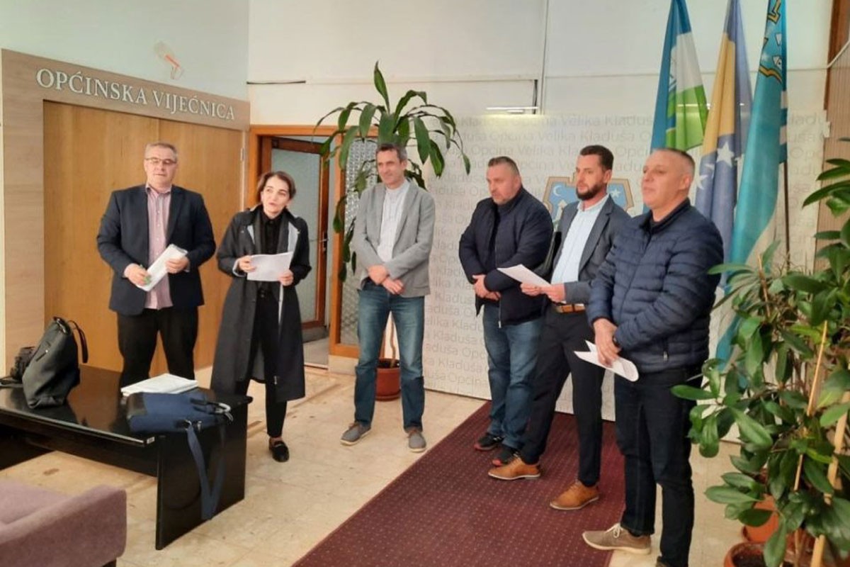Kolegij Opštinskog vijeća sastančio na hodniku