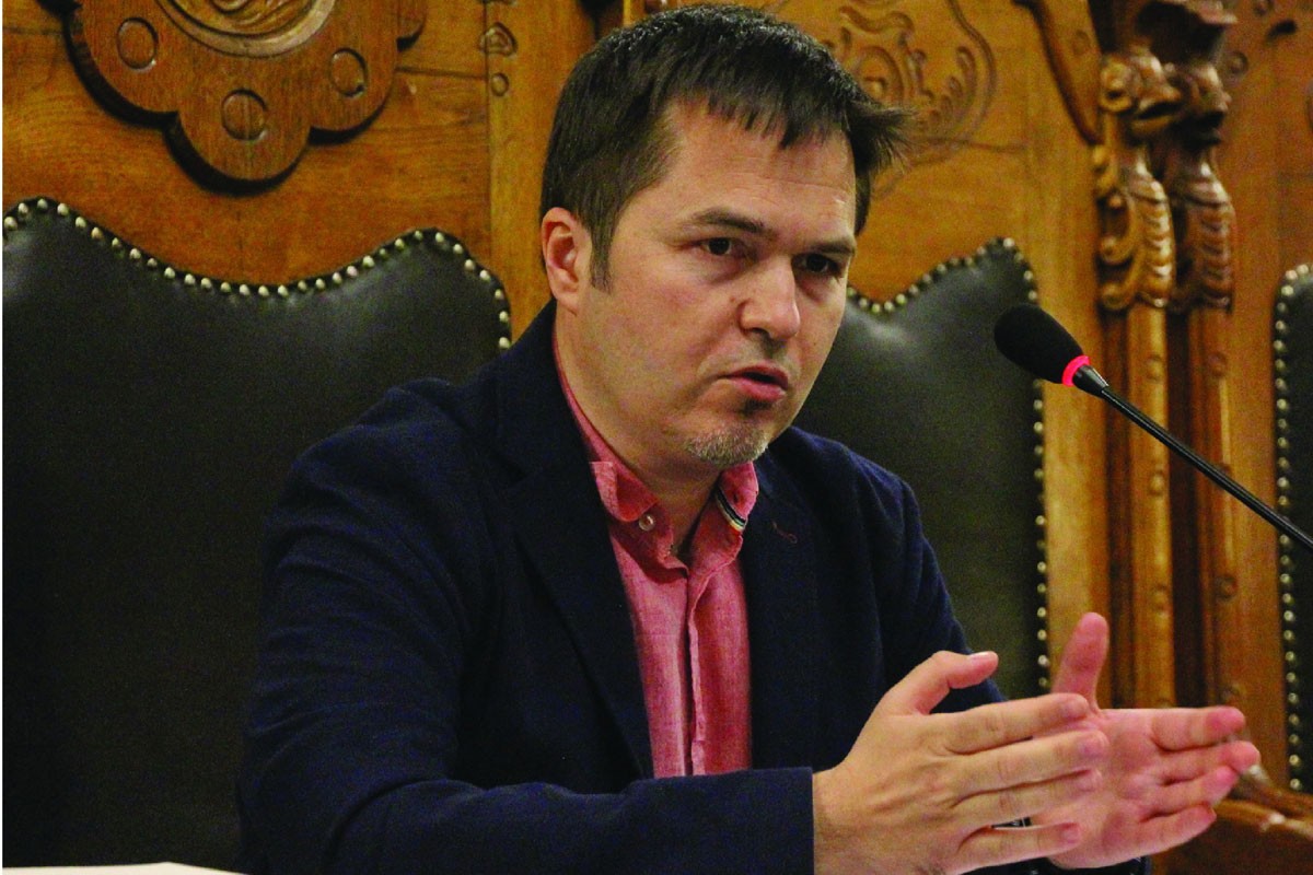 Predavanje "Problemi s tzv. rodno osjetljivim jezikom" Viktora Savića u NUB RS