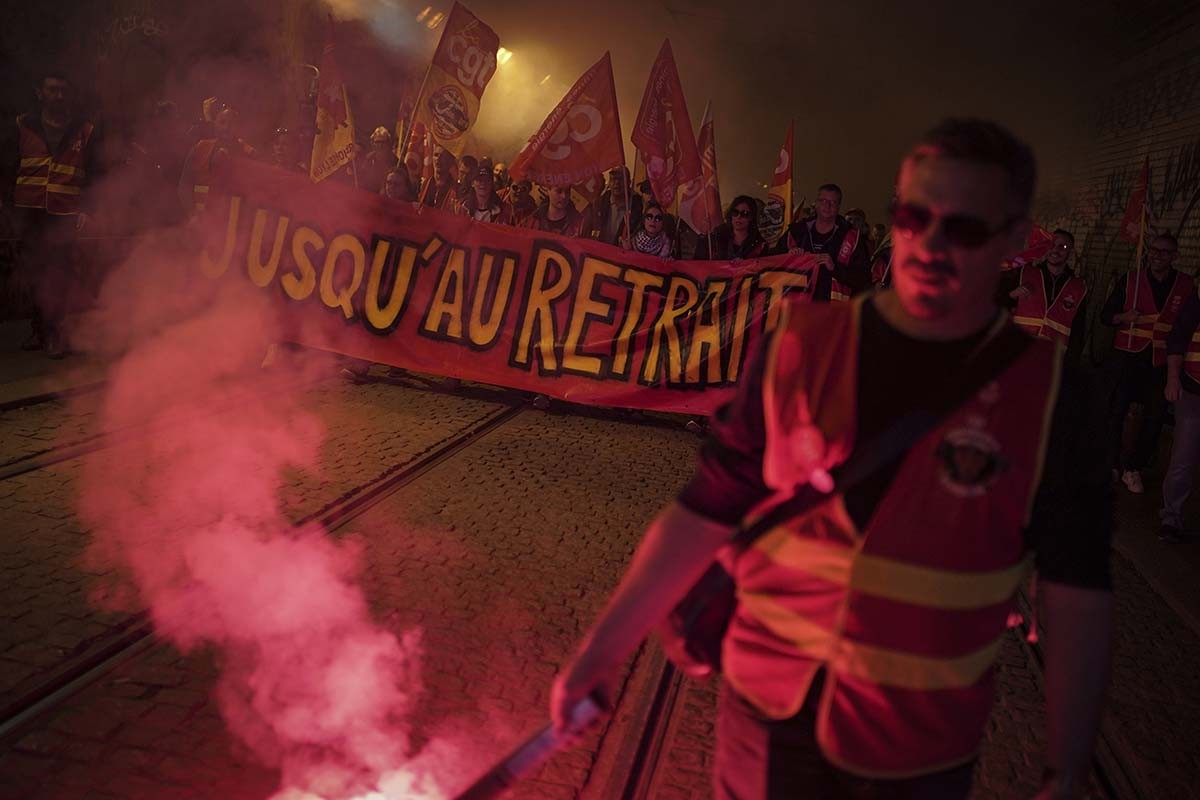 Francuska: Demonstranti palili smeće, kante, kontejnere i skutere (VIDEO)