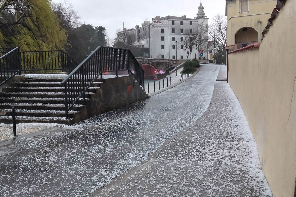 Grad zabijelio ulice na Kvarneru (FOTO)