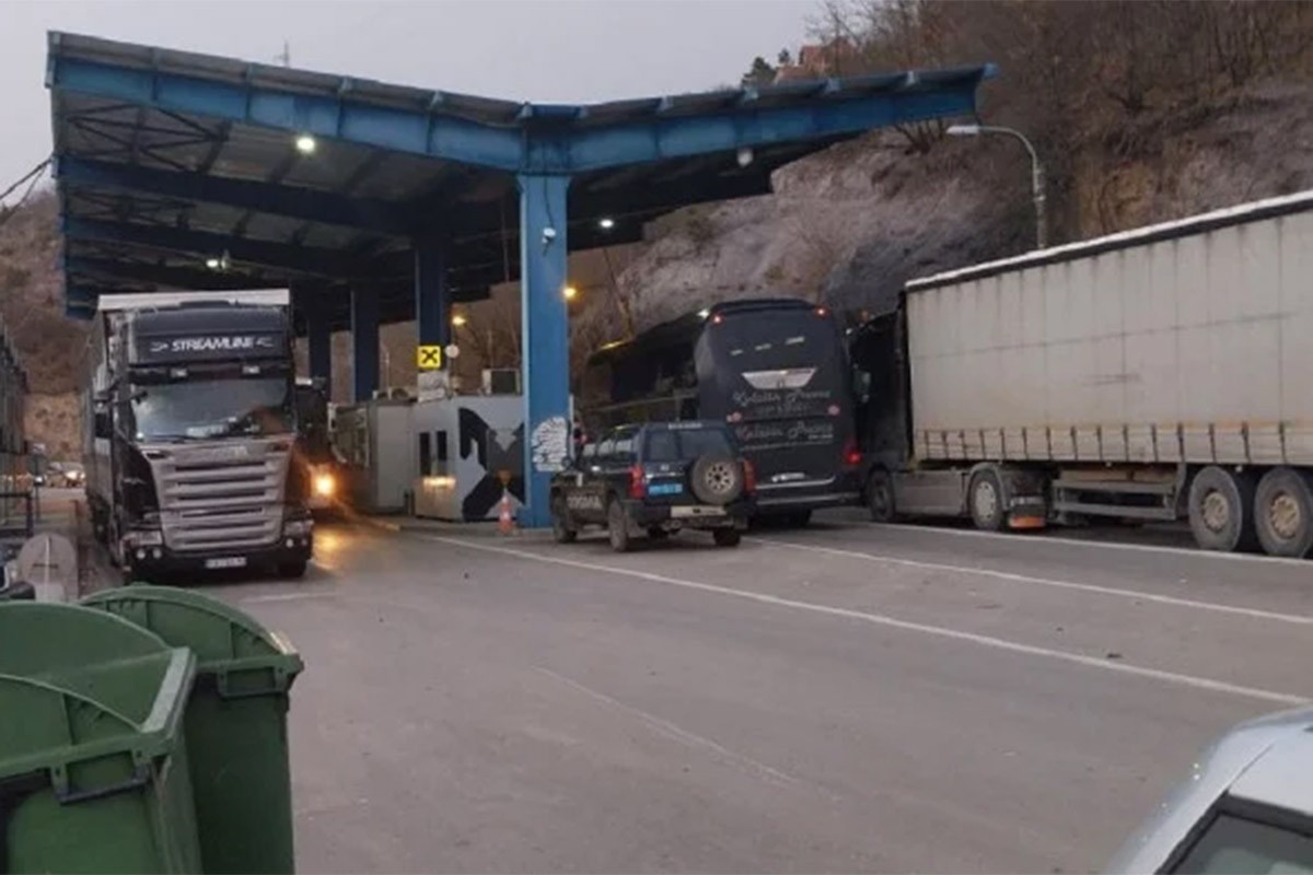 Srbin, bivši policajac, uhapšen na Jarinju pred ženom i djecom