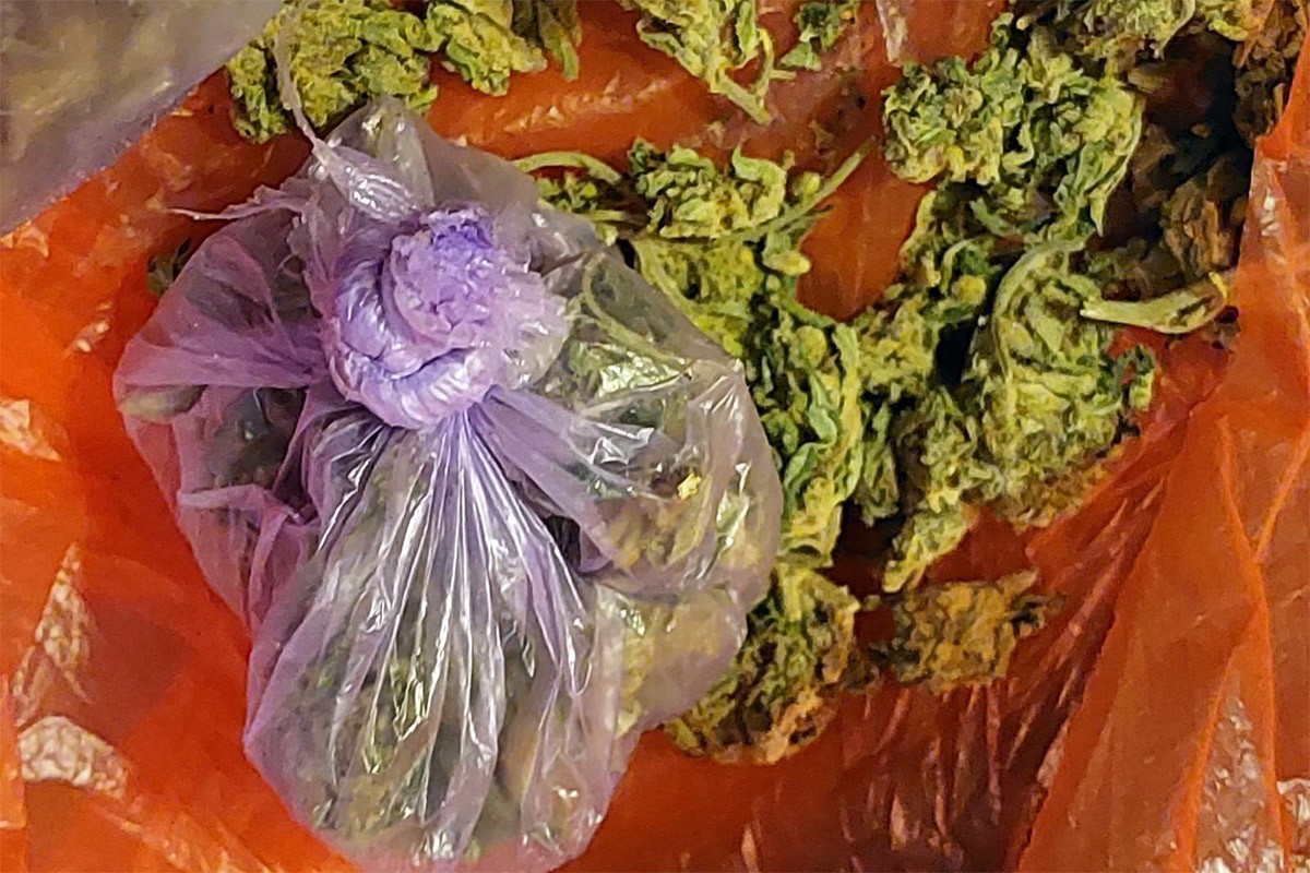 Uhapšen muškarac, pronađeni droga, oružje i novac (FOTO)