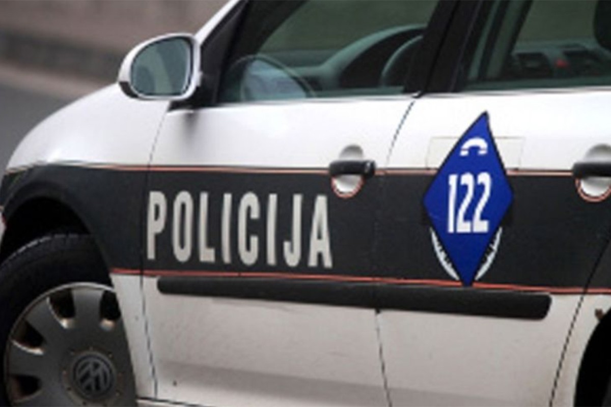 Muž zatekao ženu u kući sa dva muškarca, zaprijetio da će ih sve pobiti, ona pozvala policiju