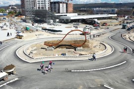 Skulptura reketa na novom kružnom toku u Banjaluci