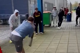 Fanovi zaigrali kriket čekajući trajekt (VIDEO)