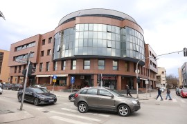 Tegeltija najbliži fotelji direktora UIO