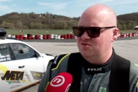 Reli trke vozi sa jednom rukom (VIDEO)
