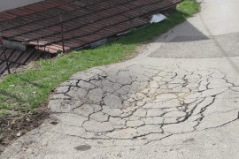 Ulica na Laušu u katastrofalnom stanju: Djeca u školu moraju ići ...