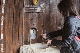 Fontana iz koje bez prestanka teče vino
