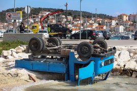 BMW-om udarila kamion, pa upali u more (FOTO)