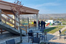 Vandali povratnicima pokušali zapaliti kafić, polili sve motornim ...