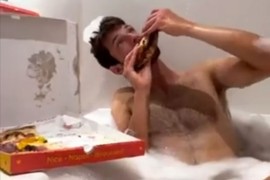 Izgubio od Đokovića pa slavio u kadi s djevojkom uz picu i šampanjac ...
