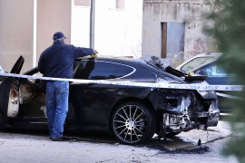 Načelniku policije i policajcu zapaljena vozila