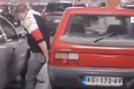 Pokazao kako parkira "jugića" i postao hit (VIDEO)