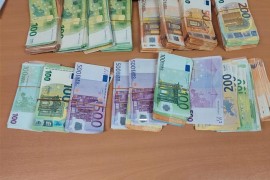 Vozač iz BiH u Hrvatsku htio da prošverca 107.130 evra i mobilne ...