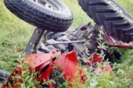 Poginuo prilikom prevrtanja traktora