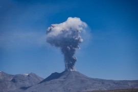 Vulkan Ebeko izbacio pepeo tri kilometra u visinu