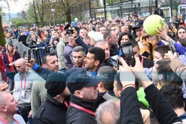 Đoković završio trening, slikao se sa navijačima i potpisivao im ...