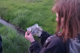 Bacao iz auta novčanice od 100 dolara, nastao haos na putu (VIDEO)