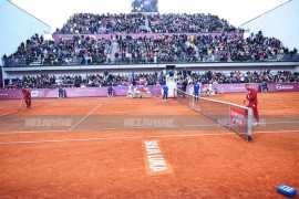 Srpska open: Publika strpljivo čeka da uđe na meč Džumhura i Gaskea ...