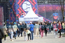 Centralni stadion skoro pun, redovi građana čekaju da zauzmu slobodna ...