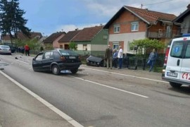 Golf prepolovljen u sudaru sa mercedesom, povrijeđen suvozač