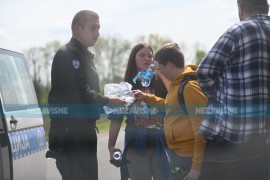 Kilometarske kolone prema Donjoj Gradini: Policija dijelila djeci vodu