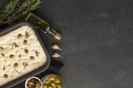 Napravite fo­kaču, po­gaču sa bijelim lukom, maslinovim uljem i ...