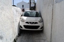 Turista u Nissanu zaglavio se u ulici na Santoriniju