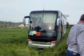 Autobus sa djecom sletio sa puta