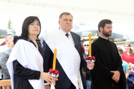 Vladika Jefrem osveštao temelje hrama, Dodik jedan od kumova