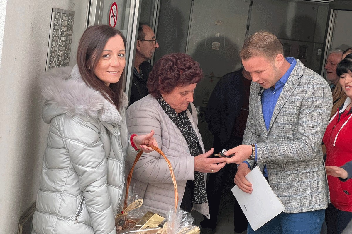 Stanivuković im uručio ključeve stana, krov nad glavom dočekali u suzama