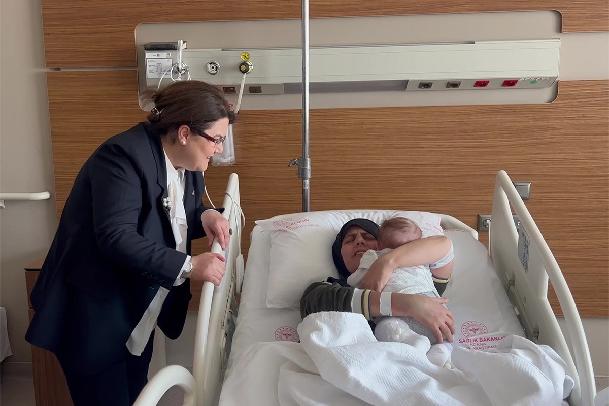 Pogledajte emotivni susret majke i bebe iz ruševina nakon 54 dana
